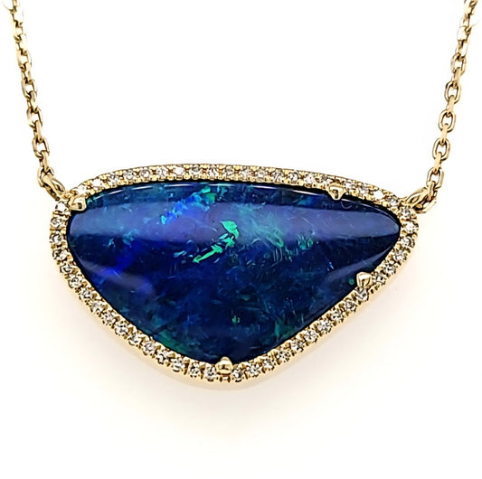 14Kt Yellow Gold Australian Opal 6.81Ct, 0.17Ct with 52 Diamonds Necklace