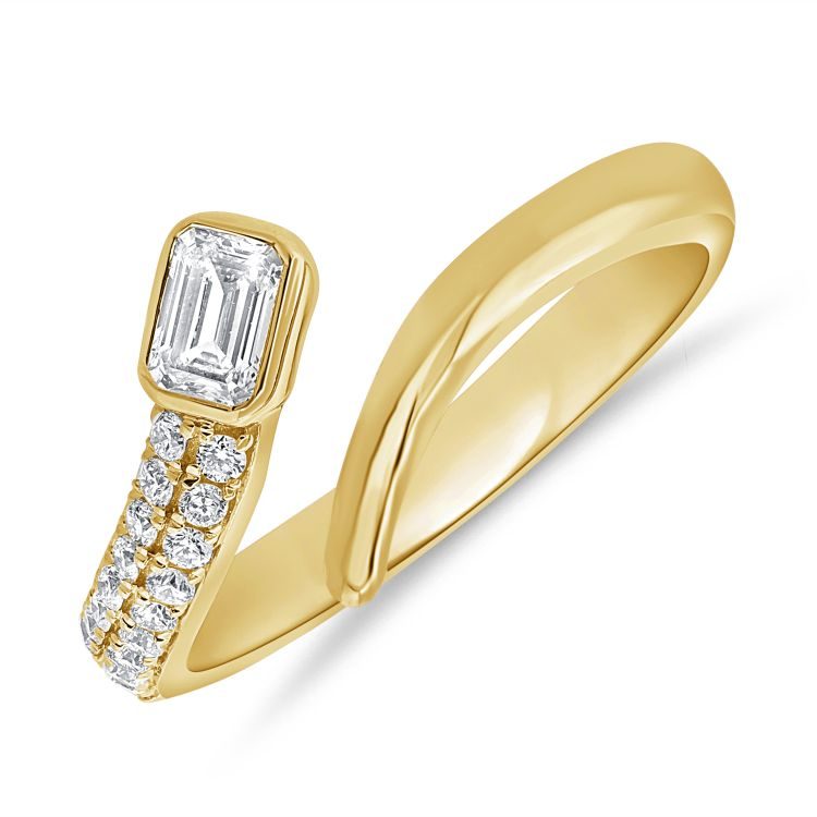 14k Yellow Gold 0.28Ct Emerald cut, 0.20Ct Round diamond Ring